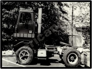 International Trucks Collectible Metal Sign: COE Tractor - Image 1