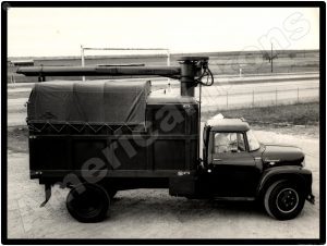 International Trucks Collectible Metal Sign: IH Service Truck - Image 1