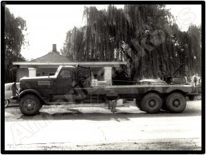 International Trucks Collectible Metal Sign: Heavy Duty Flatbed Model - Image 1