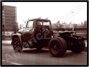 International Trucks Collectible Metal Sign: Willett Day Cab Tractor - Image 1