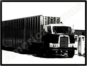International Trucks Collectible Metal Sign: IH COE w/ Fruehauf Trailer - Image 1